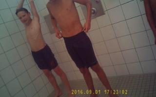 12yo Lolli Boy beim Duschen