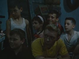 Boy in blue jean and boys in short in movie "Tintin et les oranges bleues" (2)