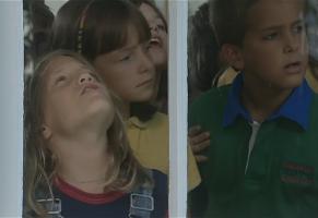 Girl character named Aurélie 8yo in blue jean overall in a french episode of "L'instit : Aurélie" (4)