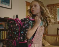 Girl 12yo wearing rose overall in US movie "Un ange aux 2 visages" (french title) (2)