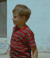 Boy in blue jean and boys in short in movie "Tintin et les oranges bleues" (1)