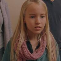 Girl blond character 8yo named Isabel in spain movie "Mon enfant diabolique" (2008) (french title)