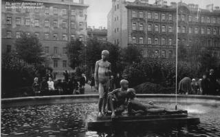 USSR, Leningrad, 1930s (monument perished during WWII, now there is metro station 'Chkalovskaya' in its place)
